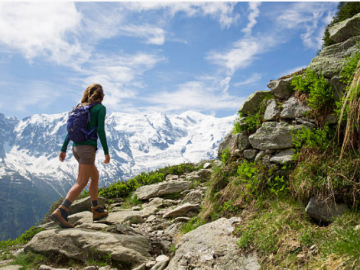 femme qui fait une randonnée en montagne en été