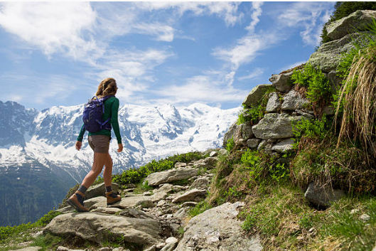 femme qui fait une randonnée en montagne en été