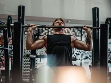 Homme à la salle de sport