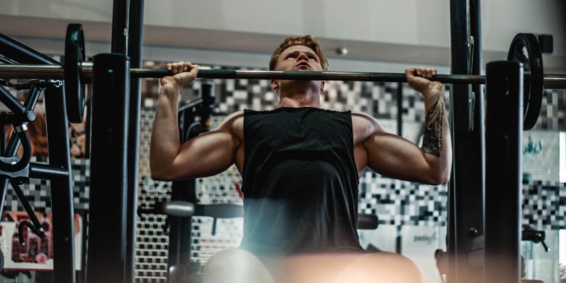 Homme à la salle de sport