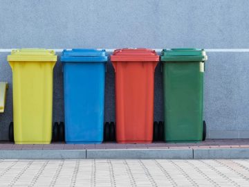 Poubelles de recyclages de couleurs différentes pour les différents types de déchets