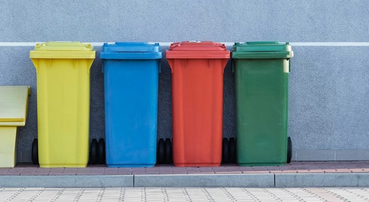 Poubelles de recyclages de couleurs différentes pour les différents types de déchets
