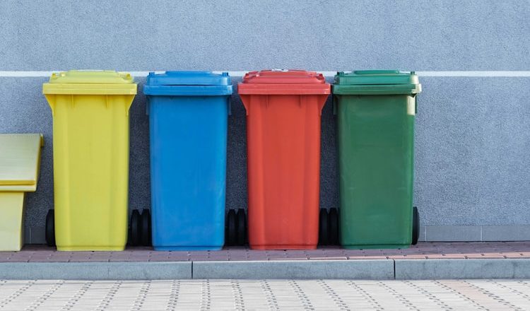 Poubelles de recyclages de couleurs différentes pour les différents types de déchets