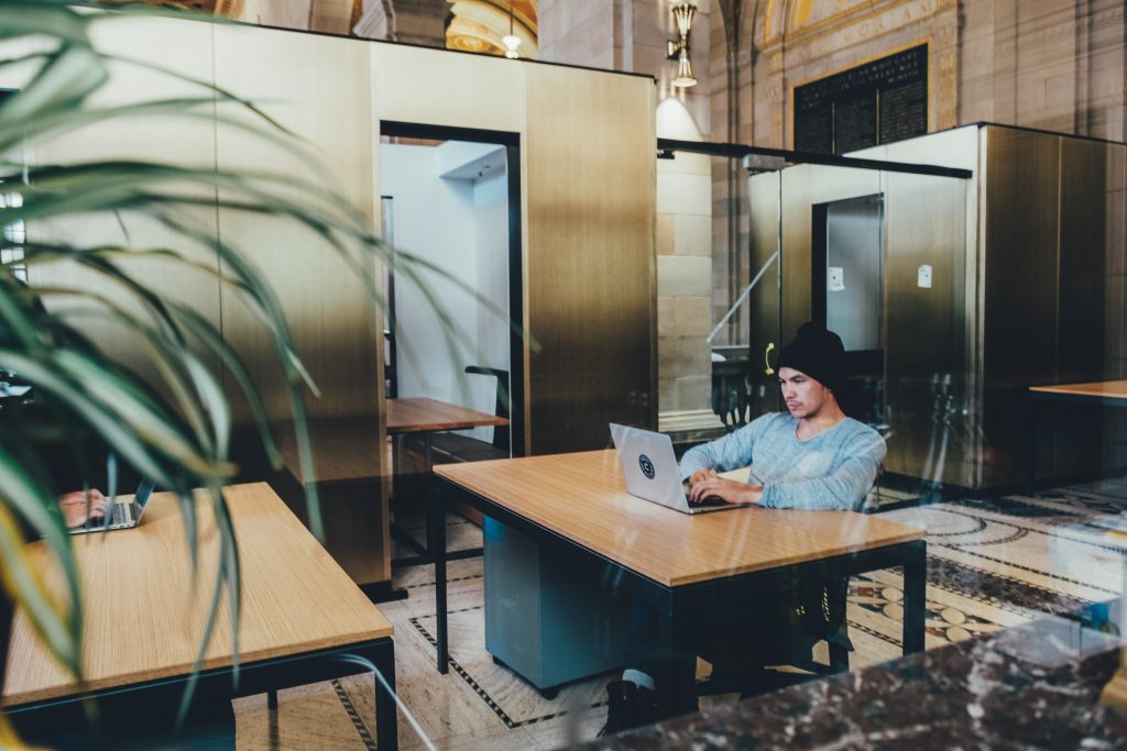 un employé dans une salle de travail