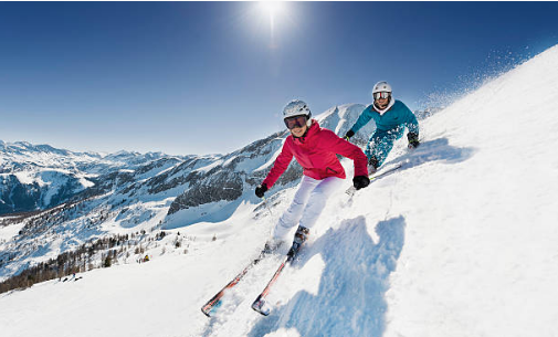 deux skieurs descendant une piste à skis