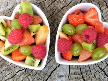 salades de fruits dans des saladiers en forme de coeur