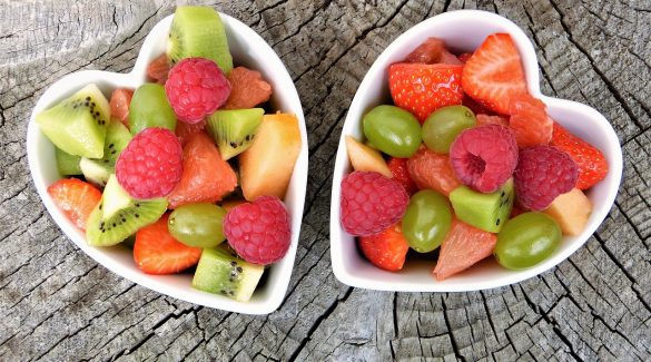 salades de fruits dans des saladiers en forme de coeur