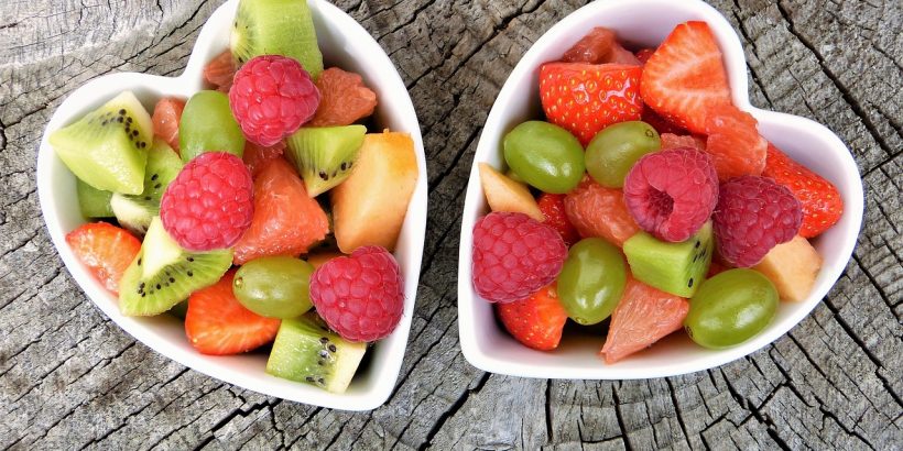 salades de fruits dans des saladiers en forme de coeur