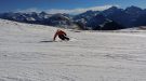 skieur descendant une piste à skis