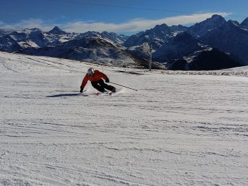 skieur descendant une piste à skis