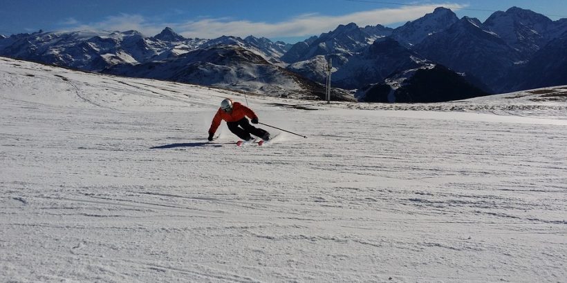 skieur descendant une piste à skis