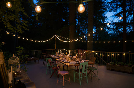 terrasse avec salon de jardin et guirlandes lumineuses