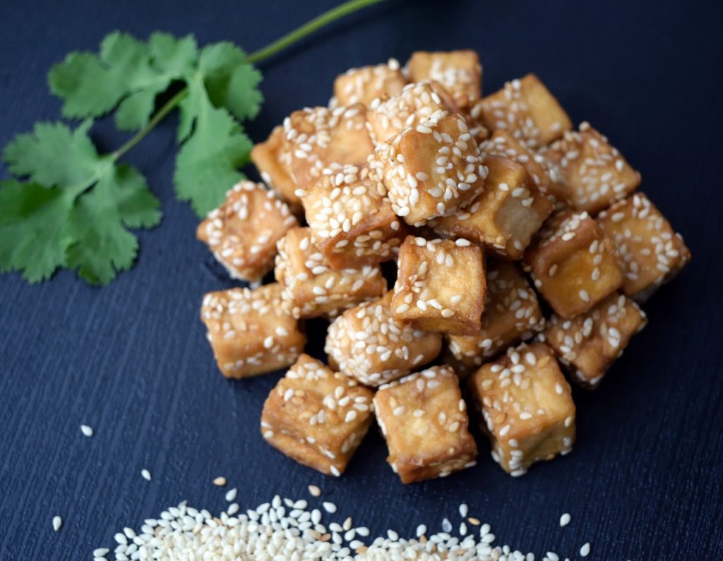 tofu avec graines parsemées et feuille de persil