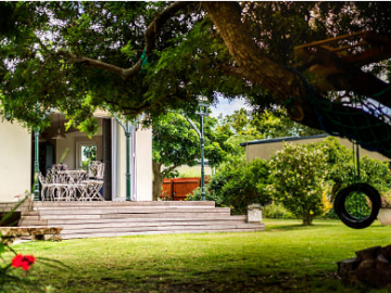 extérieur de maison avec terrasse et balançoire